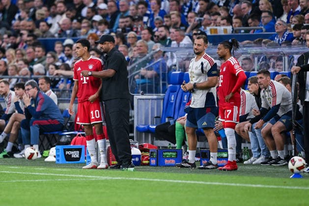 05.09.2026, Fussball, Saison 2026 2027, Bundesliga, FC Schalke 04 - FC Bayern München, Jamal Musiala (FC Bayern München) wird eingewechselt, Trainer Vincent Kompany (FC Bayern München) xRHR-FOTO YYx *** September 5, 2026, Soccer, 2026–2027 Season, Bundesliga, FC Schalke 04 vs. FC Bayern Munich, Jamal Musiala (FC Bayern Munich) comes on as a substitute, Coach Vincent Kompany (FC Bayern Munich) xRHR PHOTO YYx Copyright: KROEGER RHR-FOTOx RHR-FOTO YY