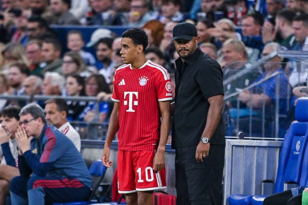 05.09.2026, Fussball, Saison 2026 2027, Bundesliga, FC Schalke 04 - FC Bayern München, Jamal Musiala (FC Bayern München) wird eingewechselt, Trainer Vincent Kompany (FC Bayern München) xRHR-FOTO YYx *** September 5, 2026, Soccer, 2026–2027 Season, Bundesliga, FC Schalke 04 vs. FC Bayern Munich, Jamal Musiala (FC Bayern Munich) comes on as a substitute, Coach Vincent Kompany (FC Bayern Munich) xRHR PHOTO YYx Copyright: KROEGER RHR-FOTOx RHR-FOTO YY