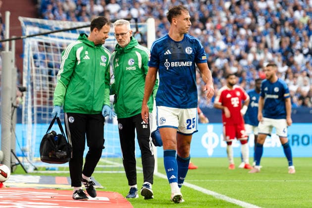Deutschland: 1. Bundesliga 2026 2027, 2. Spieltag - FC Schalke 04 vs. FC Bayern München - 05.09.2026 - Veltins-Arena (Gelsenkirchen, Nordrhein-Westfalen) Nikola Katic (Schalke 04, 25) Verletzung *** Germany 1 Bundesliga 2026–2027, Matchday 2: FC Schalke 04 vs. FC Bayern Munich, September 5, 2026, Veltins Arena, Gelsenkirchen, North Rhine-Westphalia; Nikola Katic (Schalke 04), 25, injured Copyright: xCelinaxLeiersx