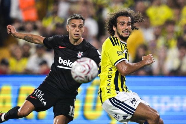 Fenerbahce v Besiktas - Turkish Super Lig ISTANBUL, TURKIYE - SEPTEMBER 5: Matteo Guendouzi (R) of Fenerbahce in action against Leandro Trossard (L) of Besiktas during the Turkish Super Lig week 4 derby match between Fenerbahce and Besiktas at Chobani Stadium in Istanbul, Turkiye, on September 5, 2026. Muhammed Enes Yildirim Anadolu Istanbul Turkey. Editorial use only. Please get in touch for any other usage.  Copyright: x2026xAnadoluxMuhammedxEnesxYildirimx