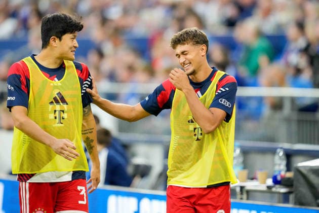 Minjae Kim (FC Bayern Muenchen) und Tom Bischof (FC Bayern Muenchen) schauen waehrend des Spiels der 1. Bundesliga zwischen FC Schalke 04 und FC Bayern Muenchen, Veltins-Arena am 05. September 2026 in Gelsenkirchen, Deutschland. (Foto von Alex Gottschalk DeFodi Images) +++ Minjae Kim (FC Bayern Muenchen) und Tom Bischof (FC Bayern Muenchen) look on during the Bundesliga match between FC Schalke 04 and FC Bayern Muenchen at Veltins-Arena on September 5, 2026 in Gelsenkirchen, Germany. (Photo by Alex Gottschalk DeFodi Images) DFB DFL REGULATIONS PROHIBIT ANY USE OF PHOTOGRAPHS AS IMAGE SEQUENCES AND OR QUASI-VIDEO. (Photo by Alex Gottschalk DeFodi Images) - *** Minjae Kim of FC Bayern Munich and Tom Bischof of FC Bayern Munich look on during the Bundesliga match between FC Schalke 04 and FC Bayern Munich at Veltins Arena on September 5, 2026, in Gelsenkirchen, Germany. Photo by Alex Gottschalk, DeFodi Images. Minjae Kim of FC Bayern Munich and Tom Bischof of FC Bayern Munich look on during the Bundesliga match between FC Schalke 04 and FC Bayern Munich at Veltins Arena on September 5, 2026 in Gelsenkirchen, Germany Photo by Alex Gottschalk DeFodi Images DFB and DFL regulations prohibit any use of photographs as image sequences and or quasi-video. Photo by Alex Gottschalk DeFodi Images