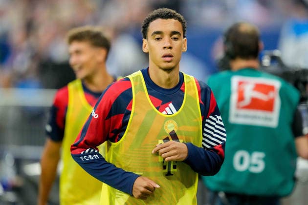Jamal Musiala (FC Bayern Muenchen) schaut waehrend des Spiels der 1. Bundesliga zwischen FC Schalke 04 und FC Bayern Muenchen, Veltins-Arena am 05. September 2026 in Gelsenkirchen, Deutschland. (Foto von Alex Gottschalk DeFodi Images) +++ Jamal Musiala (FC Bayern Muenchen) looks on during the Bundesliga match between FC Schalke 04 and FC Bayern Muenchen at Veltins-Arena on September 5, 2026 in Gelsenkirchen, Germany. (Photo by Alex Gottschalk DeFodi Images) DFB DFL REGULATIONS PROHIBIT ANY USE OF PHOTOGRAPHS AS IMAGE SEQUENCES AND OR QUASI-VIDEO. (Photo by Alex Gottschalk DeFodi Images) - *** Jamal Musiala of FC Bayern Munich looks on during the Bundesliga match between FC Schalke 04 and FC Bayern Munich, Veltins Arena on September 5, 2026, in Gelsenkirchen, Germany. Photo by Alex Gottschalk, DeFodi Images. Jamal Musiala of FC Bayern Munich looks on during the Bundesliga match between FC Schalke 04 and FC Bayern Munich at Veltins Arena on September 5, 2026 in Gelsenkirchen, Germany. Photo by Alex Gottschalk, DeFodi Images. DFB and DFL regulations prohibit any use of photographs as image sequences and or quasi-video. Photo by Alex Gottschalk, DeFodi Images