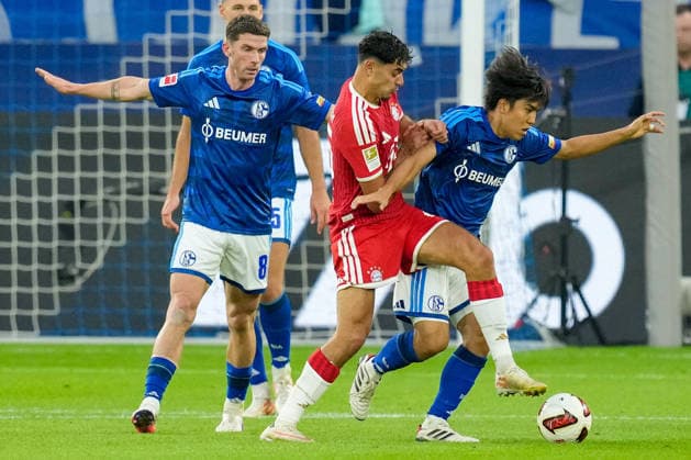 Robin Gosens (FC Schalke 04), Aleksandar Pavlovic (FC Bayern Muenchen) und Satoshi Tanaka (FC Schalke 04) im Zweikampf waehrend des Spiels der 1. Bundesliga zwischen FC Schalke 04 und FC Bayern Muenchen, Veltins-Arena am 05. September 2026 in Gelsenkirchen, Deutschland. (Foto von Alex Gottschalk DeFodi Images) +++ Robin Gosens (FC Schalke 04), Aleksandar Pavlovic (FC Bayern Muenchen) und Satoshi Tanaka (FC Schalke 04) battle for the ball during the Bundesliga match between FC Schalke 04 and FC Bayern Muenchen at Veltins-Arena on September 5, 2026 in Gelsenkirchen, Germany. (Photo by Alex Gottschalk DeFodi Images) DFB DFL REGULATIONS PROHIBIT ANY USE OF PHOTOGRAPHS AS IMAGE SEQUENCES AND OR QUASI-VIDEO. (Photo by Alex Gottschalk DeFodi Images) - *** Robin Gosens (FC Schalke 04), Aleksandar Pavlovic (FC Bayern Munich), and Satoshi Tanaka (FC Schalke 04) in a one-on-one battle during the Bundesliga 1 match between FC Schalke 04 and FC Bayern Munich, Veltins Arena on September 5, 2026, in Gelsenkirchen, Germany. Photo by Alex Gottschalk, DeFodi Images. Robin Gosens (FC Schalke 04), Aleksandar Pavlovic of FC Bayern Munich and Satoshi Tanaka of FC Schalke 04 battle for the ball during the Bundesliga match between FC Schalke 04 and FC Bayern Munich at Veltins Arena on September 5, 2026 in Gelsenkirchen, Germany. Photo by Alex Gottschalk, DeFodi Images. DFB and DFL regulations prohibit any use of photographs as image sequences and or quasi-video. Photo by Alex Gottschalk, DeFodi Images.