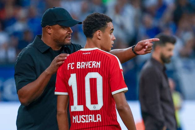 1. Bundesliga - FC Schalke 04 - FC Bayern München am 05.09.2026 in der Veltins-Arena auf Schalke Trainer Vincent Kompany (Muenchen) gibt Jamal Musiala (Muenchen 10) Anweisungen *** 1 Bundesliga: FC Schalke 04 vs. FC Bayern Munich on September 5, 2026, at the Veltins Arena in Schalke. Coach Vincent Kompany of Munich gives Jamal Musiala of Munich 10 instructions. MH