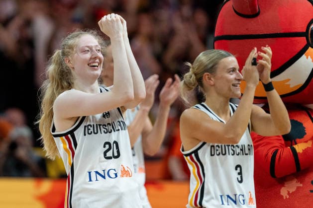 Frieda Buhner (Deutschland, 20) und Alexandra Wilke (Deutschland, 03) jubelt Jubel nach Sieg Spielende, GER, Deutschland vs. Japan, Basketball, FIBA Women s World Cup 2026, Gruppenphase, Spieltag 2, 05.09.2026 GER, Deutschland vs. Japan, Basketball, FIBA Women s World Cup 2026, Gruppenphase, Spieltag 2, 05.09.2026 Berlin Copyright: xEibner-Pressefoto MaxxVincenx EP_MVN