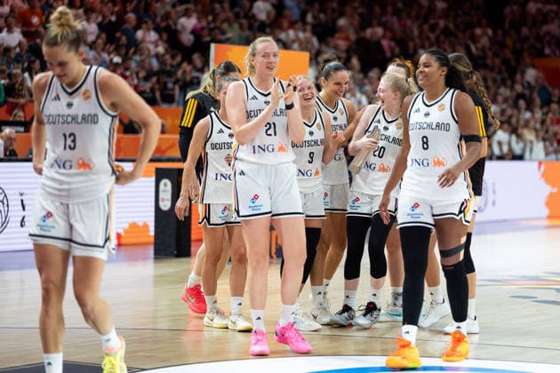 deutsche Mannschaft jubelt Jubel nach Sieg Spielende, Marie Guelich (Deutschland, 21), Emma Eichmeyer (Deutschland, 09), Clara Bielefeld (Deutschland, 25), Frieda Buhner (Deutschland, 20), Nyara Sabally (Deutschland, 08), GER, Deutschland vs. Japan, Basketball, FIBA Women s World Cup 2026, Gruppenphase, Spieltag 2, 05.09.2026 GER, Deutschland vs. Japan, Basketball, FIBA Women s World Cup 2026, Gruppenphase, Spieltag 2, 05.09.2026 Berlin Copyright: xEibner-Pressefoto MaxxVincenx EP_MVN