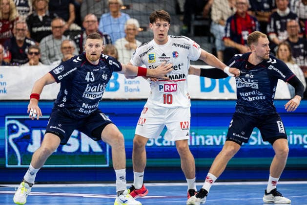 Opel HBL: SG Flensburg-Handewitt vs HC Erlangen; 05.09.26 Kampf am Kreis Blaz Blagotinsek (Nr.43, SG Flensburg-Handewitt), Florian Scheererer (Nr.10, HC Erlangen), Simon Pytlick (Nr.02, SG Flensburg-Handewitt Opel HBL: SG Flensburg-Handewitt vs HC Erlangen, GGW Arena am 05.09.26 Copyright: xBEAUTIFULxSPORTS MarioxM.xKobergx