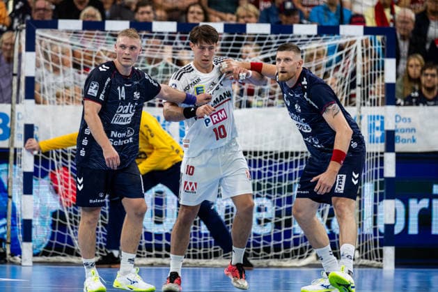 Opel HBL: SG Flensburg-Handewitt vs HC Erlangen; 05.09.26 Kampf am Kreis Emil Siersbaek Bergholt (Nr.14, SG Flensburg-Handewitt), Florian Scheererer (Nr.10, HC Erlangen), Blaz Blagotinsek (Nr.43, SG Flensburg-Handewitt) Opel HBL: SG Flensburg-Handewitt vs HC Erlangen, GGW Arena am 05.09.26 Copyright: xBEAUTIFULxSPORTS MarioxM.xKobergx