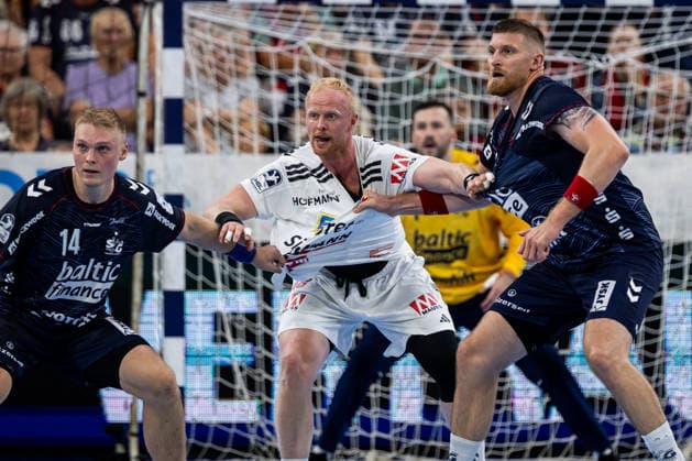 Opel HBL: SG Flensburg-Handewitt vs HC Erlangen; 05.09.26 Kampf am Kreis Emil Siersbaek Bergholt (Nr.14, SG Flensburg-Handewitt), Sebastian Firnhaber (Nr.18, HC Erlangen), Blaz Blagotinsek (Nr.43, SG Flensburg-Handewitt) Opel HBL: SG Flensburg-Handewitt vs HC Erlangen, GGW Arena am 05.09.26 Copyright: xBEAUTIFULxSPORTS MarioxM.xKobergx