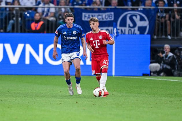 05.09.2026, Fussball, Saison 2026 2027, Bundesliga, FC Schalke 04 - FC Bayern München, Robin Gosens (FC Schalke 04), Lennart Karl (FC Bayern München) xRHR-FOTO YYx *** September 5, 2026, Soccer, 2026–2027 Season, Bundesliga, FC Schalke 04 vs. FC Bayern Munich, Robin Gosens (FC Schalke 04), Lennart Karl (FC Bayern Munich) xRHR PHOTO YYx Copyright: KROEGER RHR-FOTOx RHR-FOTO YY