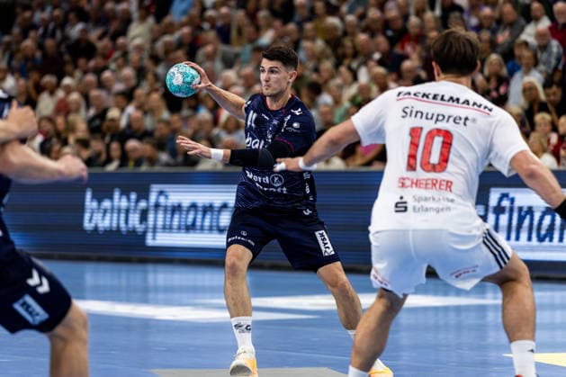 Opel HBL: SG Flensburg-Handewitt vs HC Erlangen; 05.09.26 Aymeric Minne (Nr.44, SG Flensburg-Handewitt) gegen Florian Scheererer (Nr.10, HC Erlangen) Opel HBL: SG Flensburg-Handewitt vs HC Erlangen, GGW Arena am 05.09.26 Copyright: xBEAUTIFULxSPORTS MarioxM.xKobergx
