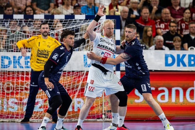 Opel HBL: SG Flensburg-Handewitt vs HC Erlangen; 05.09.26 Kampf am Kreis Marko Grgic (Nr.17, SG Flensburg-Handewitt), Sebastian Firnhaber (Nr.18, HC Erlangen), Blaz Blagotinsek (Nr.43, SG Flensburg-Handewitt) Opel HBL: SG Flensburg-Handewitt vs HC Erlangen, GGW Arena am 05.09.26 Copyright: xBEAUTIFULxSPORTS MarioxM.xKobergx