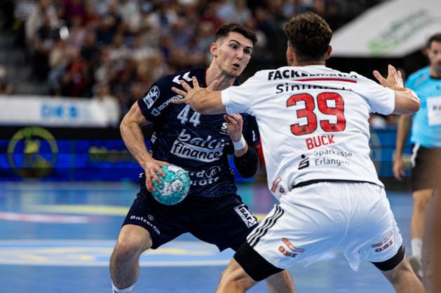 Opel HBL: SG Flensburg-Handewitt vs HC Erlangen; 05.09.26 Aymeric Minne (Nr.44, SG Flensburg-Handewitt) gegen Tobias Buck (Nr.39, HC Erlangen) Opel HBL: SG Flensburg-Handewitt vs HC Erlangen, GGW Arena am 05.09.26 Copyright: xBEAUTIFULxSPORTS MarioxM.xKobergx