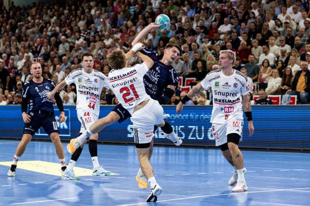 Opel HBL: SG Flensburg-Handewitt vs HC Erlangen; 05.09.26 Aymeric Minne (Nr.44, SG Flensburg-Handewitt) gegen Christopher Bissel (Nr.21, HC Erlangen) Opel HBL: SG Flensburg-Handewitt vs HC Erlangen, GGW Arena am 05.09.26 Copyright: xBEAUTIFULxSPORTS MarioxM.xKobergx