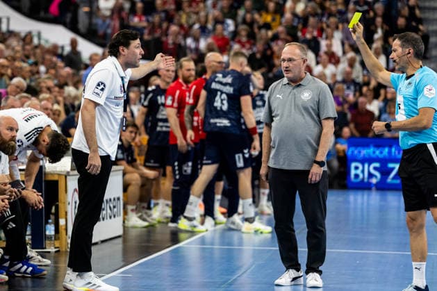 Opel HBL: SG Flensburg-Handewitt vs HC Erlangen; 05.09.26 Gelb gegen Johannes Sellin (Trainer, HC Erlangen) Opel HBL: SG Flensburg-Handewitt vs HC Erlangen, GGW Arena am 05.09.26 Copyright: xBEAUTIFULxSPORTS MarioxM.xKobergx
