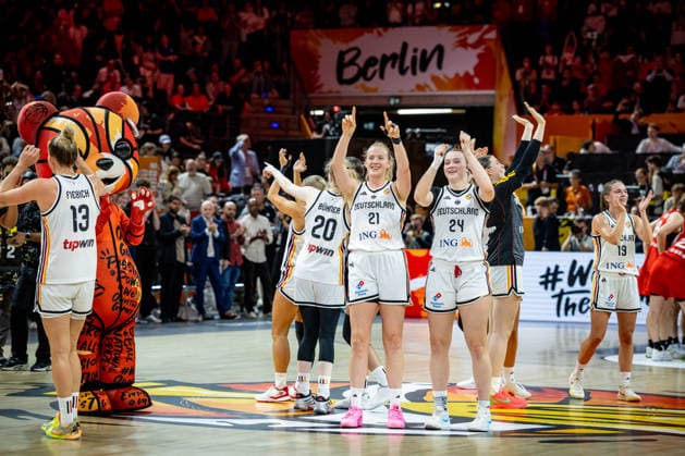Sport Bilder des Tages Basketball Berlin 05.09.2026 FIBA Women™s Basketball World Cup Germany 2026 Vorrunde Gruppe Deutschland (GER) - Japan (JPN) Jubel Deutschland Marie Gülich (Deutschland, No.21) Gulich Lina Sontag (Deutschland, No.24)