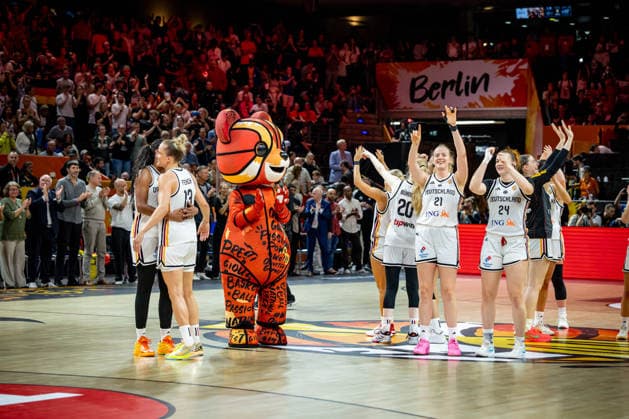 Basketball Berlin 05.09.2026 FIBA Women™s Basketball World Cup Germany 2026 Vorrunde Gruppe Deutschland (GER) - Japan (JPN) Jubel Deutschland Marie Gülich (Deutschland, No.21) Gulich Lina Sontag (Deutschland, No.24) Leonie Fiebich (Deutschland, No.13) Nyara Sabally (Deutschland, No.08)