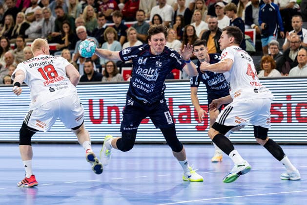 Opel HBL: SG Flensburg-Handewitt vs HC Erlangen; 05.09.26 Lasse Kjaer Moller (Nr.64, SG Flensburg-Handewitt) gegen Sebastian Firnhaber (Nr.18, HC Erlangen) und Christoph Steinert (Nr.44, HC Erlangen) Opel HBL: SG Flensburg-Handewitt vs HC Erlangen, GGW Arena am 05.09.26 Copyright: xBEAUTIFULxSPORTS MarioxM.xKobergx