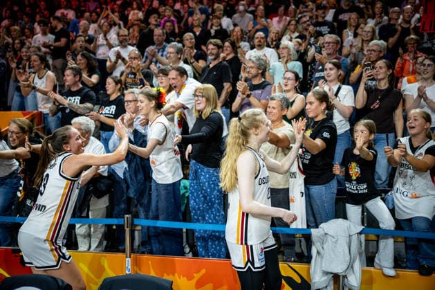 Basketball Berlin 05.09.2026 FIBA Women™s Basketball World Cup Germany 2026 Vorrunde Gruppe Deutschland (GER) - Japan (JPN) Jubel nach dem Sieg Fans Frida Bühner (Deutschland, No.20) Britta Daub (Deutschland, No.19)
