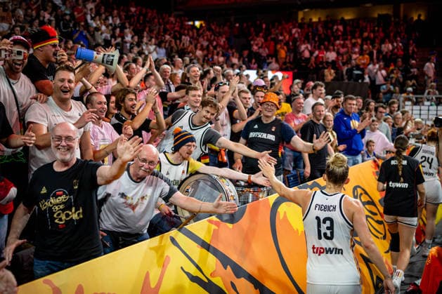 Basketball Berlin 05.09.2026 FIBA Women™s Basketball World Cup Germany 2026 Vorrunde Gruppe Deutschland (GER) - Japan (JPN) Jubel nach dem Sieg Fans Leonie Fiebich (Deutschland, No.13)