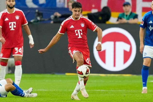 Aleksandar Pavlovic (FC Bayern Muenchen) in Aktion, am Ball, Einzelaktion waehrend des Spiels der 1. Bundesliga zwischen FC Schalke 04 und FC Bayern Muenchen, Veltins-Arena am 05. September 2026 in Gelsenkirchen, Deutschland. (Foto von Alex Gottschalk DeFodi Images) +++ Aleksandar Pavlovic (FC Bayern Muenchen) controls the ball during the Bundesliga match between FC Schalke 04 and FC Bayern Muenchen at Veltins-Arena on September 5, 2026 in Gelsenkirchen, Germany. (Photo by Alex Gottschalk DeFodi Images) DFB DFL REGULATIONS PROHIBIT ANY USE OF PHOTOGRAPHS AS IMAGE SEQUENCES AND OR QUASI-VIDEO. (Photo by Alex Gottschalk DeFodi Images) - *** Aleksandar Pavlovic of FC Bayern Munich in action, on the ball, making a solo play during the Bundesliga match between FC Schalke 04 and FC Bayern Munich, at Veltins Arena on September 5, 2026, in Gelsenkirchen, Germany. Photo by Alex Gottschalk, DeFodi Images. Aleksandar Pavlovic of FC Bayern Munich controls the ball during the Bundesliga match between FC Schalke 04 and FC Bayern Munich at Veltins Arena on September 5, 2026 in Gelsenkirchen, Germany. Photo by Alex Gottschalk, DeFodi Images. DFB and DFL regulations prohibit any use of photographs as image sequences and or quasi-video. Photo by Alex Gottschalk, DeFodi Images
