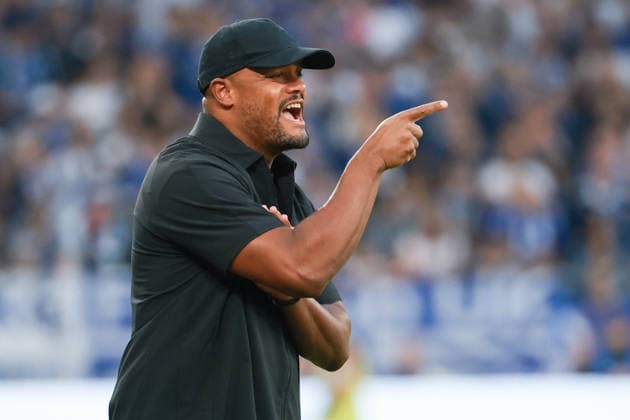 1. Bundesliga - FC Schalke 04 - FC Bayern München am 05.09.2026 in der Veltins-Arena auf Schalke Trainer Vincent Kompany (Muenchen) gestikuliert *** 1 Bundesliga: FC Schalke 04 vs. FC Bayern Munich on September 5, 2026, at the Veltins Arena in Schalke; Coach Vincent Kompany of Munich gestures MH