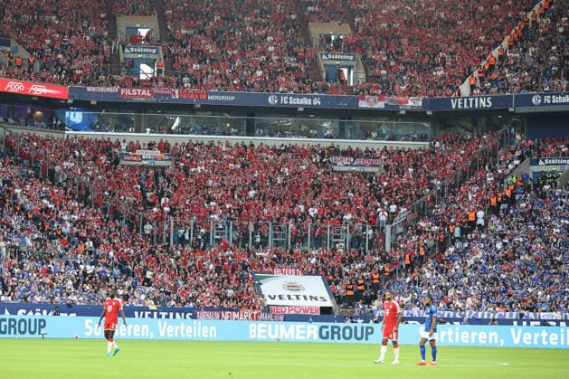 Fans vom FC Bayern München beim Spiel der 1. Bundesliga (Saison 2026 27) FC Schalke 04 - FC Bayern München - Copyright: Thomas Pakusch *** FC Bayern Munich fans at the Bundesliga match between FC Schalke 04 and FC Bayern Munich during the 2026–27 season. Copyright Thomas Pakusch