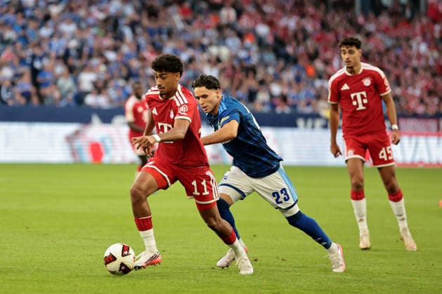 Nathaniel Brown (FC Bayern München) und Soufiane El-Faouzi (FC Schalke 04) beim Spiel der 1. Bundesliga (Saison 2026 27) FC Schalke 04 - FC Bayern München - Copyright: Thomas Pakusch *** Nathaniel Brown of FC Bayern Munich and Soufiane El Faouzi of FC Schalke 04 during a Bundesliga match in the 2026–27 season: FC Schalke 04 vs. FC Bayern Munich. Copyright Thomas Pakusch