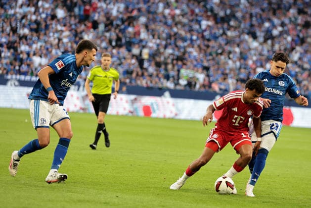 Nathaniel Brown (FC Bayern München) und Soufiane El-Faouzi (FC Schalke 04) beim Spiel der 1. Bundesliga (Saison 2026 27) FC Schalke 04 - FC Bayern München - Copyright: Thomas Pakusch *** Nathaniel Brown of FC Bayern Munich and Soufiane El Faouzi of FC Schalke 04 during a Bundesliga match in the 2026–27 season: FC Schalke 04 vs. FC Bayern Munich. Copyright Thomas Pakusch
