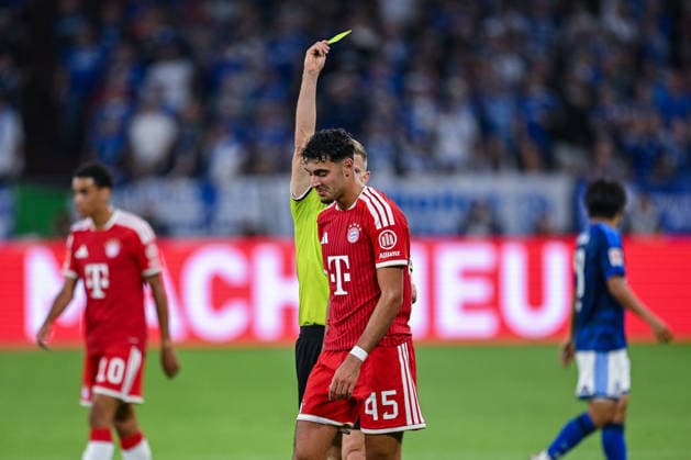 05.09.2026, Fussball, Saison 2026 2027, Bundesliga, FC Schalke 04 - FC Bayern München, Gelbe Karte Aleksander Pavlovic (FC Bayern München) xRHR-FOTO YYx *** September 5, 2026, Soccer, 2026–2027 Season, Bundesliga, FC Schalke 04 vs. FC Bayern Munich, Yellow Card: Aleksander Pavlovic (FC Bayern Munich) xRHR PHOTO YYx Copyright: KROEGER RHR-FOTOx RHR-FOTO YY
