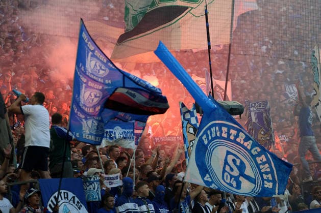 Fans des FC Schalke 04 beim Spiel der 1. Bundesliga (Saison 2026 27) FC Schalke 04 - FC Bayern München - Copyright: Thomas Pakusch *** FC Schalke 04 fans at the Bundesliga 1 match between FC Schalke 04 and FC Bayern Munich during the 2026–27 season. Copyright Thomas Pakusch