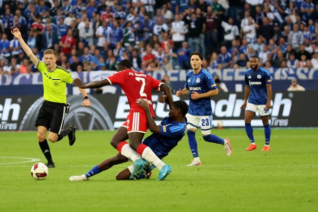 Dayot Upamecano (FC Bayern München) und Junior Dina Ebimbe (FC Schalke 04) beim Spiel der 1. Bundesliga (Saison 2026 27) FC Schalke 04 - FC Bayern München - Copyright: Thomas Pakusch *** Dayot Upamecano of FC Bayern Munich and Junior Dina Ebimbe of FC Schalke 04 during a Bundesliga match in the 2026–27 season: FC Schalke 04 vs. FC Bayern Munich. Copyright Thomas Pakusch