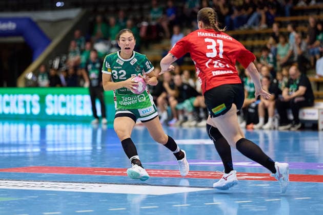Zweikampf zwischen Haruno Sasaki (Frisch Auf Goeppingen, 32) und Victoria Hasselbusch (BSV Sachsen Zwickau, 31) FRISCH AUF Goeppingen vs. BSV Sachsen Zwickau, Handball, ALSCO Handball Bundesliga Frauen, 2. Spieltag, Spielzeit 2026 2027, 05.09.2026 FRISCH AUF Goeppingen vs. BSV Sachsen Zwickau, Handball, ALSCO Handball Bundesliga Frauen, 2. Spieltag, Spielzeit 2026 2027, 05.09.2026 Goeppingen Copyright: xEibner-Pressefoto GeraldxOelze-dexStoppanyx EP_ODS
