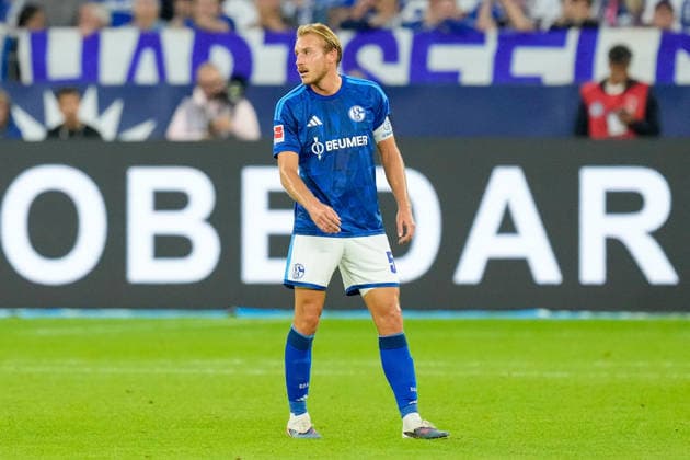 Timo Becker (FC Schalke 04) schaut waehrend des Spiels der 1. Bundesliga zwischen FC Schalke 04 und FC Bayern Muenchen, Veltins-Arena am 05. September 2026 in Gelsenkirchen, Deutschland. (Foto von Alex Gottschalk DeFodi Images) +++ Timo Becker (FC Schalke 04) looks on during the Bundesliga match between FC Schalke 04 and FC Bayern Muenchen at Veltins-Arena on September 5, 2026 in Gelsenkirchen, Germany. (Photo by Alex Gottschalk DeFodi Images) DFB DFL REGULATIONS PROHIBIT ANY USE OF PHOTOGRAPHS AS IMAGE SEQUENCES AND OR QUASI-VIDEO. (Photo by Alex Gottschalk DeFodi Images) - *** Timo Becker of FC Schalke 04 watches during the Bundesliga 1 match between FC Schalke 04 and FC Bayern Munich, Veltins Arena on September 5, 2026, in Gelsenkirchen, Germany. Photo by Alex Gottschalk, DeFodi Images. Timo Becker of FC Schalke 04 looks on during the Bundesliga match between FC Schalke 04 and FC Bayern Munich at Veltins Arena on September 5, 2026 in Gelsenkirchen, Germany. Photo by Alex Gottschalk, DeFodi Images. DFB and DFL regulations prohibit any use of photographs as image sequences and or quasi-video. Photo by Alex Gottschalk, DeFodi Images