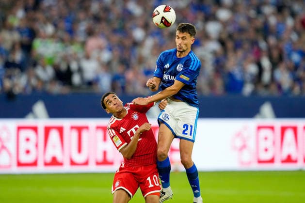 Jamal Musiala (FC Bayern Muenchen) und Dejan Ljubicic (FC Schalke 04) im Zweikampf waehrend des Spiels der 1. Bundesliga zwischen FC Schalke 04 und FC Bayern Muenchen, Veltins-Arena am 05. September 2026 in Gelsenkirchen, Deutschland. (Foto von Alex Gottschalk DeFodi Images) +++ Jamal Musiala (FC Bayern Muenchen) und Dejan Ljubicic (FC Schalke 04) battle for the ball during the Bundesliga match between FC Schalke 04 and FC Bayern Muenchen at Veltins-Arena on September 5, 2026 in Gelsenkirchen, Germany. (Photo by Alex Gottschalk DeFodi Images) DFB DFL REGULATIONS PROHIBIT ANY USE OF PHOTOGRAPHS AS IMAGE SEQUENCES AND OR QUASI-VIDEO. (Photo by Alex Gottschalk DeFodi Images) - *** Jamal Musiala of FC Bayern Munich and Dejan Ljubicic of FC Schalke 04 battle for the ball during the Bundesliga match between FC Schalke 04 and FC Bayern Munich at Veltins Arena on September 5, 2026, in Gelsenkirchen, Germany. Photo by Alex Gottschalk, DeFodi Images. Jamal Musiala of FC Bayern Munich and Dejan Ljubicic of FC Schalke 04 battle for the ball during the Bundesliga match between FC Schalke 04 and FC Bayern Munich at Veltins Arena on September 5, 2026 in Gelsenkirchen, Germany. Photo by Alex Gottschalk, DeFodi Images. DFB and DFL regulations prohibit any use of photographs as image sequences and or quasi-video. Photo by Alex Gottschalk, DeFodi Images
