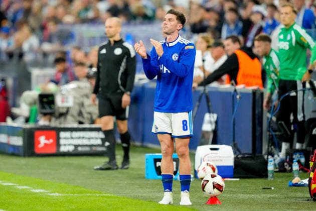 Robin Gosens (FC Schalke 04) gestikuliert waehrend des Spiels der 1. Bundesliga zwischen FC Schalke 04 und FC Bayern Muenchen, Veltins-Arena am 05. September 2026 in Gelsenkirchen, Deutschland. (Foto von Alex Gottschalk DeFodi Images) +++ Robin Gosens (FC Schalke 04) gestures during the Bundesliga match between FC Schalke 04 and FC Bayern Muenchen at Veltins-Arena on September 5, 2026 in Gelsenkirchen, Germany. (Photo by Alex Gottschalk DeFodi Images) DFB DFL REGULATIONS PROHIBIT ANY USE OF PHOTOGRAPHS AS IMAGE SEQUENCES AND OR QUASI-VIDEO. (Photo by Alex Gottschalk DeFodi Images) - *** Robin Gosens of FC Schalke 04 gestures during the Bundesliga 1 match between FC Schalke 04 and FC Bayern Munich, Veltins Arena on September 5, 2026, in Gelsenkirchen, Germany. Photo by Alex Gottschalk, DeFodi Images. Robin Gosens of FC Schalke 04 gestures during the Bundesliga match between FC Schalke 04 and FC Bayern Munich at Veltins Arena on September 5, 2026 in Gelsenkirchen, Germany Photo by Alex Gottschalk DeFodi Images DFB and DFL regulations prohibit any use of photographs as image sequences and or quasi-video Photo by Alex Gottschalk DeFodi Images