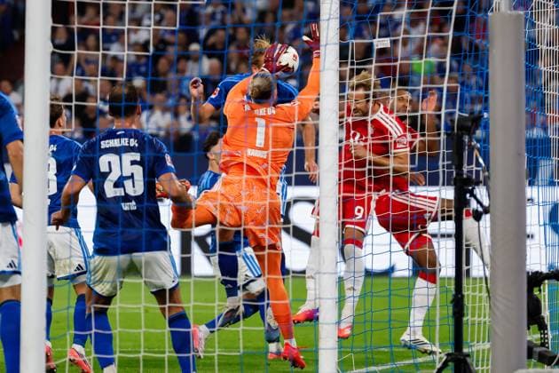 GELSENKIRCHEN - Goalkeeper Loris Karius of Schalke 04 and Harry Kane of FC Bayern Munich during the Bundesliga match between FC Schalke 04 and FC Bayern Munich at the Veltins-Arena on 5 September 2026 in Gelsenkirchen, Germany. MARCEL TER BALS ANP Bundesliga 2026 27 xVIxANPxSportx xMarcelxterxBalsxIVx 567270615 originalFilename: 567270615.jpg