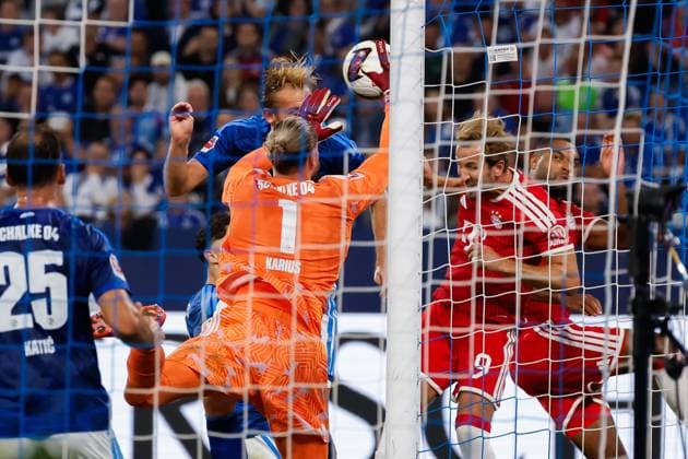 GELSENKIRCHEN - Goalkeeper Loris Karius of Schalke 04 and Harry Kane of FC Bayern Munich during the Bundesliga match between FC Schalke 04 and FC Bayern Munich at the Veltins-Arena on 5 September 2026 in Gelsenkirchen, Germany. MARCEL TER BALS ANP Bundesliga 2026 27 xVIxANPxSportx xMarcelxterxBalsxIVx 567270647 originalFilename: 567270647.jpg