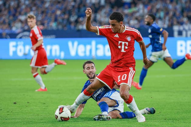 1. Bundesliga - FC Schalke 04 - FC Bayern München am 05.09.2026 in der Veltins-Arena auf Schalke Jamal Musiala (Muenchen 10) gegen Adil Aouchiche (Schalke 24) *** 1 Bundesliga: FC Schalke 04 vs. FC Bayern Munich on September 5, 2026, at the Veltins Arena in Schalke; Jamal Musiala (Munich) 10 vs. Adil Aouchiche (Schalke) 24 MH