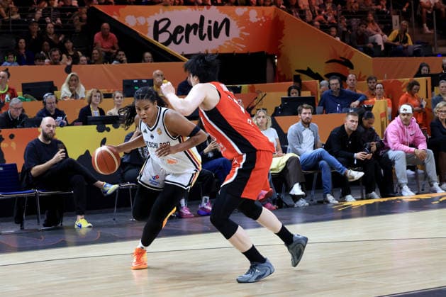 05.09.2026, GER, Basketball, Frauen , Basketball-WM, 2026, 1. Spieltag, Deutschland vs. Japan Nyara Sabally ( Deutschland 8 ), Ramu Tokashiki ( Japan 10 ) Berlin Max-Schmeling-Halle Berlin Deutschland Copyright: xNordphotox xEnglerx