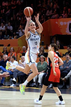 05.09.2026, GER, Basketball, Frauen , Basketball-WM, 2026, 1. Spieltag, Deutschland vs. Japan Leonie Fiebich ( Deutschland 13 ), Mai Yamamoto ( Japan 23 ) Berlin Max-Schmeling-Halle Berlin Deutschland Copyright: xNordphotox xEnglerx