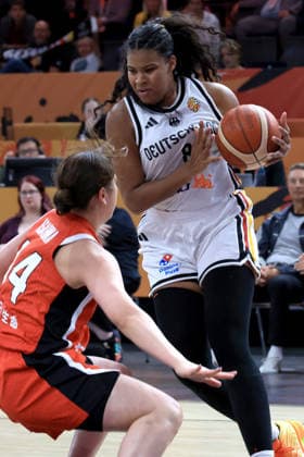 05.09.2026, GER, Basketball, Frauen , Basketball-WM, 2026, 1. Spieltag, Deutschland vs. Japan Nyara Sabally ( Deutschland 8 ), äAzusa Asahina ( Japan 14 ) Berlin Max-Schmeling-Halle Berlin Deutschland Copyright: xNordphotox xEnglerx