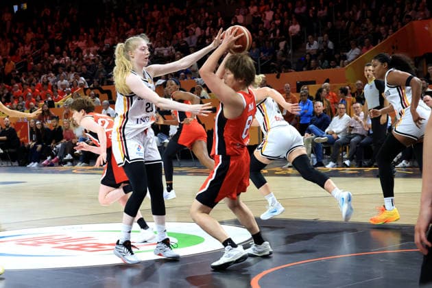 05.09.2026, GER, Basketball, Frauen , Basketball-WM, 2026, 1. Spieltag, Deutschland vs. Japan Frieda Buehner ( Deutschland 20 ), Maki Takada ( Japan 8 ) Berlin Max-Schmeling-Halle Berlin Deutschland Copyright: xNordphotox xEnglerx