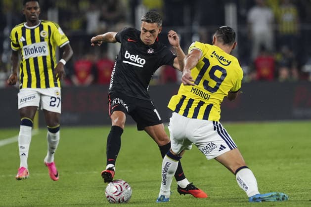 Fenerbahce v Besiktas - Turkish Super Lig ISTANBUL, TURKIYE - SEPTEMBER 5: Vedat Muriqi (19) of Fenerbahce in action against Leandro Trossard (19) of Besiktas during the Turkish Super Lig week 4 derby match between Fenerbahce and Besiktas at Chobani Stadium in Istanbul, Turkiye, on September 5, 2026. Bunyamin Celik Anadolu Istanbul Turkey. Editorial use only. Please get in touch for any other usage.  Copyright: x2026xAnadoluxBunyaminxCelikx