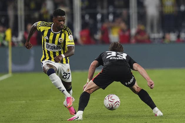 Fenerbahce v Besiktas - Turkish Super Lig ISTANBUL, TURKIYE - SEPTEMBER 5: Nelson Cabral Semedo (27) of Fenerbahce in action against Ridvan Yilmaz (33) of Besiktas during the Turkish Super Lig week 4 derby match between Fenerbahce and Besiktas at Chobani Stadium in Istanbul, Turkiye, on September 5, 2026. Bunyamin Celik Anadolu Istanbul Turkey. Editorial use only. Please get in touch for any other usage.  Copyright: x2026xAnadoluxBunyaminxCelikx