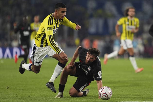 Fenerbahce v Besiktas - Turkish Super Lig ISTANBUL, TURKIYE - SEPTEMBER 5: Mason Greenwood (11) of Fenerbahce in action against Salih Ozcan (6) of Besiktas during the Turkish Super Lig week 4 derby match between Fenerbahce and Besiktas at Chobani Stadium in Istanbul, Turkiye, on September 5, 2026. Bunyamin Celik Anadolu Istanbul Turkey. Editorial use only. Please get in touch for any other usage.  Copyright: x2026xAnadoluxBunyaminxCelikx
