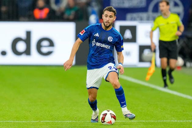 Adil Aouchiche (FC Schalke 04) in Aktion, am Ball, Einzelaktion waehrend des Spiels der 1. Bundesliga zwischen FC Schalke 04 und FC Bayern Muenchen, Veltins-Arena am 05. September 2026 in Gelsenkirchen, Deutschland. (Foto von Alex Gottschalk DeFodi Images) +++ Adil Aouchiche (FC Schalke 04) controls the ball during the Bundesliga match between FC Schalke 04 and FC Bayern Muenchen at Veltins-Arena on September 5, 2026 in Gelsenkirchen, Germany. (Photo by Alex Gottschalk DeFodi Images) DFB DFL REGULATIONS PROHIBIT ANY USE OF PHOTOGRAPHS AS IMAGE SEQUENCES AND OR QUASI-VIDEO. (Photo by Alex Gottschalk DeFodi Images) - *** Adil Aouchiche of FC Schalke 04 in action, on the ball, making a solo play during the Bundesliga match between FC Schalke 04 and FC Bayern Munich, Veltins Arena on September 5, 2026, in Gelsenkirchen, Germany. Photo by Alex Gottschalk, DeFodi Images. Adil Aouchiche of FC Schalke 04 controls the ball during the Bundesliga match between FC Schalke 04 and FC Bayern Munich at Veltins Arena on September 5, 2026 in Gelsenkirchen, Germany Photo by Alex Gottschalk DeFodi Images DFB DFL REGULATIONS PROHIBIT ANY USE OF PHOTOGRAPHS AS IMAGE SEQUENCES AND OR QUASI-VIDEO Photo by Alex Gottschalk DeFodi Images