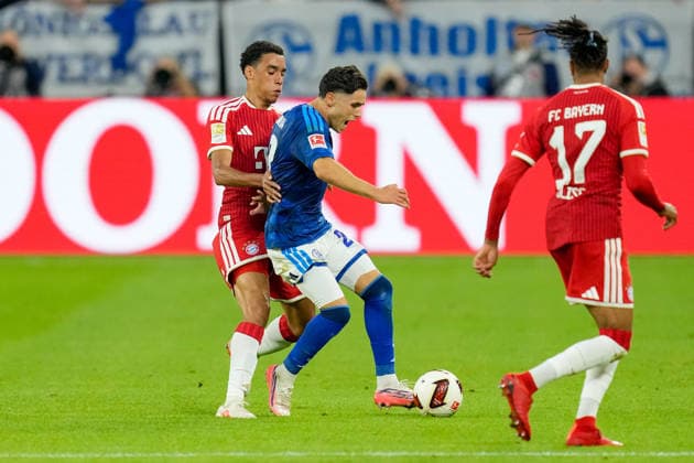 Jamal Musiala (FC Bayern Muenchen) und Soufiane El-Faouzi (FC Schalke 04) im Zweikampf waehrend des Spiels der 1. Bundesliga zwischen FC Schalke 04 und FC Bayern Muenchen, Veltins-Arena am 05. September 2026 in Gelsenkirchen, Deutschland. (Foto von Alex Gottschalk DeFodi Images) +++ Jamal Musiala (FC Bayern Muenchen) und Soufiane El-Faouzi (FC Schalke 04) battle for the ball during the Bundesliga match between FC Schalke 04 and FC Bayern Muenchen at Veltins-Arena on September 5, 2026 in Gelsenkirchen, Germany. (Photo by Alex Gottschalk DeFodi Images) DFB DFL REGULATIONS PROHIBIT ANY USE OF PHOTOGRAPHS AS IMAGE SEQUENCES AND OR QUASI-VIDEO. (Photo by Alex Gottschalk DeFodi Images) - *** Jamal Musiala of FC Bayern Munich and Soufiane El Faouzi of FC Schalke 04 battle for the ball during the Bundesliga match between FC Schalke 04 and FC Bayern Munich at Veltins Arena on September 5, 2026, in Gelsenkirchen, Germany Photo by Alex Gottschalk DeFodi Images Jamal Musiala of FC Bayern Munich and Soufiane El Faouzi of FC Schalke 04 battle for the ball during the Bundesliga match between FC Schalke 04 and FC Bayern Munich at Veltins Arena on September 5, 2026 in Gelsenkirchen, Germany. Photo by Alex Gottschalk, DeFodi Images. DFB and DFL regulations prohibit any use of photographs as image sequences and or quasi-video. Photo by Alex Gottschalk, DeFodi Images.
