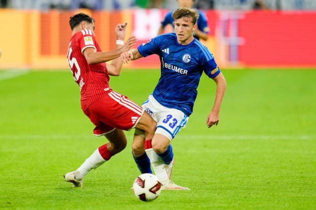 Aleksandar Pavlovic (FC Bayern Muenchen) und Vitalie Becker (FC Schalke 04) im Zweikampf waehrend des Spiels der 1. Bundesliga zwischen FC Schalke 04 und FC Bayern Muenchen, Veltins-Arena am 05. September 2026 in Gelsenkirchen, Deutschland. (Foto von Alex Gottschalk DeFodi Images) +++ Aleksandar Pavlovic (FC Bayern Muenchen) und Vitalie Becker (FC Schalke 04) battle for the ball during the Bundesliga match between FC Schalke 04 and FC Bayern Muenchen at Veltins-Arena on September 5, 2026 in Gelsenkirchen, Germany. (Photo by Alex Gottschalk DeFodi Images) DFB DFL REGULATIONS PROHIBIT ANY USE OF PHOTOGRAPHS AS IMAGE SEQUENCES AND OR QUASI-VIDEO. (Photo by Alex Gottschalk DeFodi Images) - *** Aleksandar Pavlovic of FC Bayern Munich and Vitalie Becker of FC Schalke 04 battle for the ball during the Bundesliga match between FC Schalke 04 and FC Bayern Munich at Veltins Arena on September 5, 2026, in Gelsenkirchen, Germany. Photo by Alex Gottschalk, DeFodi Images. Aleksandar Pavlovic of FC Bayern Munich and Vitalie Becker of FC Schalke 04 battle for the ball during the Bundesliga match between FC Schalke 04 and FC Bayern Munich at Veltins Arena on September 5, 2026 in Gelsenkirchen, Germany. Photo by Alex Gottschalk, DeFodi Images. DFB and DFL regulations prohibit any use of photographs as image sequences and or quasi-video. Photo by Alex Gottschalk, DeFodi Images.