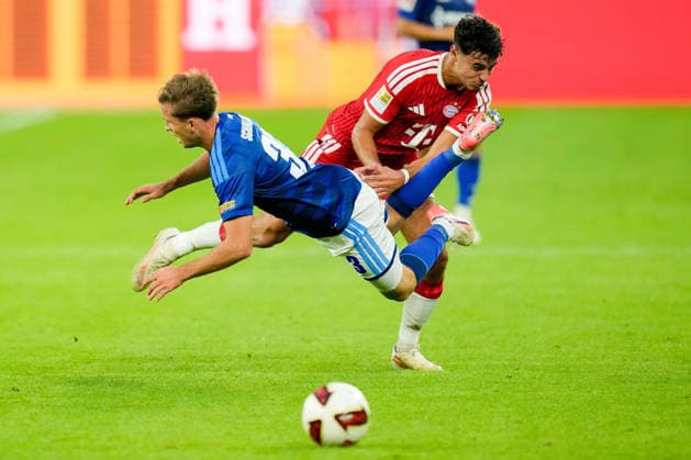 Aleksandar Pavlovic (FC Bayern Muenchen) und Vitalie Becker (FC Schalke 04) im Zweikampf waehrend des Spiels der 1. Bundesliga zwischen FC Schalke 04 und FC Bayern Muenchen, Veltins-Arena am 05. September 2026 in Gelsenkirchen, Deutschland. (Foto von Alex Gottschalk DeFodi Images) +++ Aleksandar Pavlovic (FC Bayern Muenchen) und Vitalie Becker (FC Schalke 04) battle for the ball during the Bundesliga match between FC Schalke 04 and FC Bayern Muenchen at Veltins-Arena on September 5, 2026 in Gelsenkirchen, Germany. (Photo by Alex Gottschalk DeFodi Images) DFB DFL REGULATIONS PROHIBIT ANY USE OF PHOTOGRAPHS AS IMAGE SEQUENCES AND OR QUASI-VIDEO. (Photo by Alex Gottschalk DeFodi Images) - *** Aleksandar Pavlovic of FC Bayern Munich and Vitalie Becker of FC Schalke 04 battle for the ball during the Bundesliga match between FC Schalke 04 and FC Bayern Munich at Veltins Arena on September 5, 2026, in Gelsenkirchen, Germany. Photo by Alex Gottschalk, DeFodi Images. Aleksandar Pavlovic of FC Bayern Munich and Vitalie Becker of FC Schalke 04 battle for the ball during the Bundesliga match between FC Schalke 04 and FC Bayern Munich at Veltins Arena on September 5, 2026 in Gelsenkirchen, Germany. Photo by Alex Gottschalk, DeFodi Images. DFB and DFL regulations prohibit any use of photographs as image sequences and or quasi-video. Photo by Alex Gottschalk, DeFodi Images.